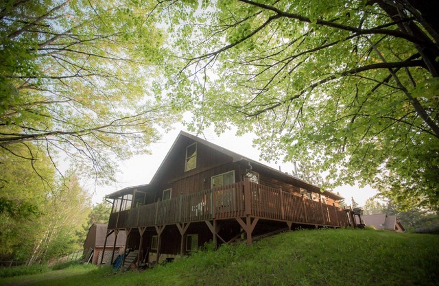 Das Cedar House befindet sich in einzigartiger Lage im Wald, umgeben von Terrassen und Veranden.