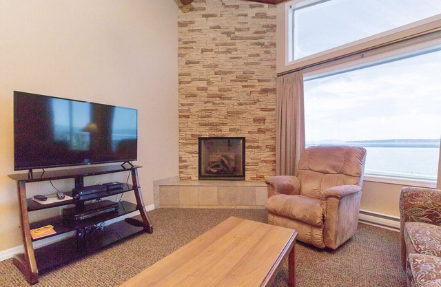 The Cedarwood Inn & Suites