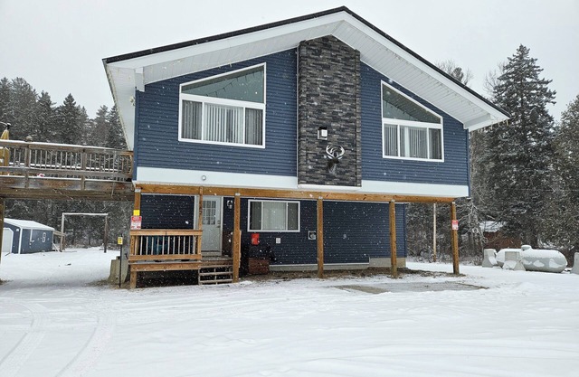 The Chalet 7 bedroom near Sugarloaf, Snowmobile/UTV, Hiking, Golf and Flagstaff