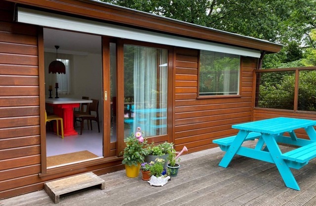 Ein 'kunstvoll' eingerichtetes Chalet mit Privatsphäre am Rande der Veluwe und nur einen Steinwurf vom lebhaften Zentrum der Stadt Harderwijk entfernt. Eine schöne Kombination aus "Ruhe und Betrieb".