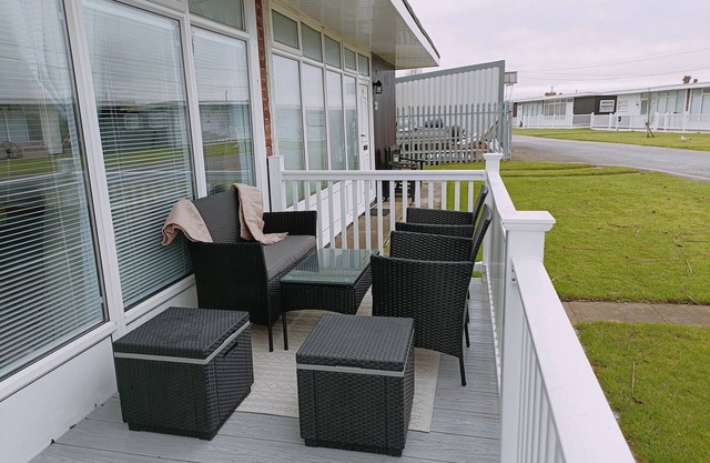 THE CHALET, pet friendly, with a garden in Chapel St Leonards