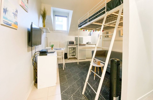 Studio Oberste Etage: Straßenbahn A / C, Stadtzentrum # B2