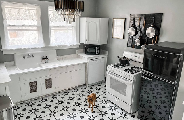 The Chandelier House + Loft of Midtown - Near It All!