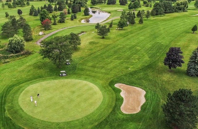 The Charleston House- Steps from 2 Golf Courses Perfect Fingerlakes Getaway
