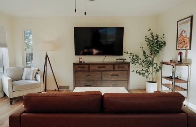 The Charlotte House—4 bedrooms with soaking tub and spa shower in Salt Lake City
