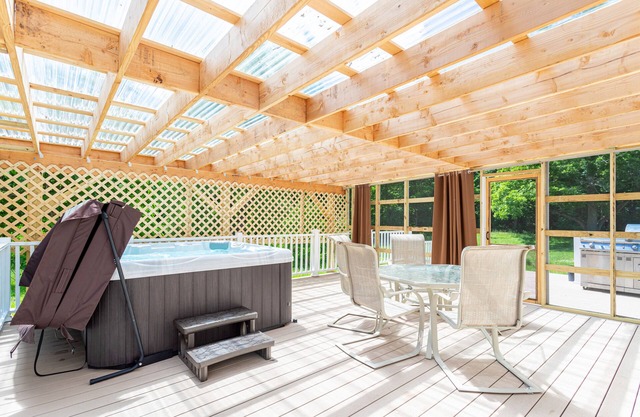 The Charming Cabin *Hottub*Gym*Firepit*(Pet-friendly)