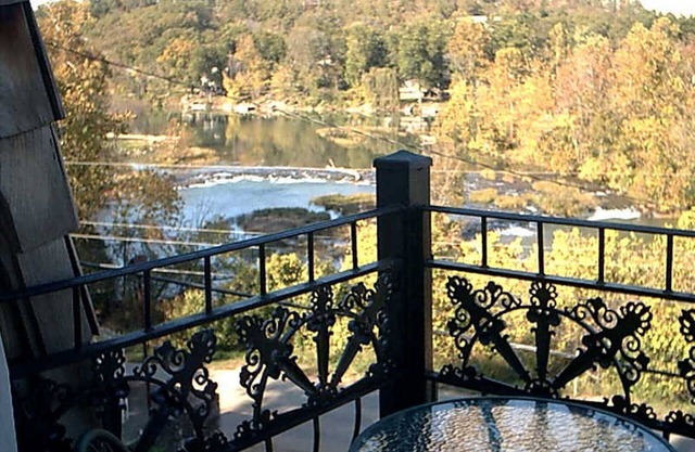 Das charmante französische Schloss überblickt die wunderschönen Wasserfälle des Spring River
