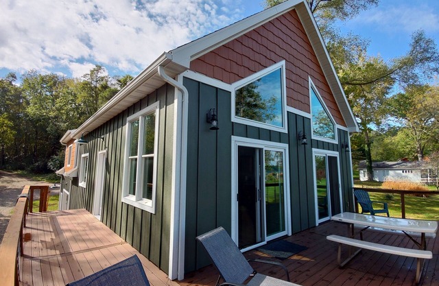 The Cheerful Lake House at Crane Cove