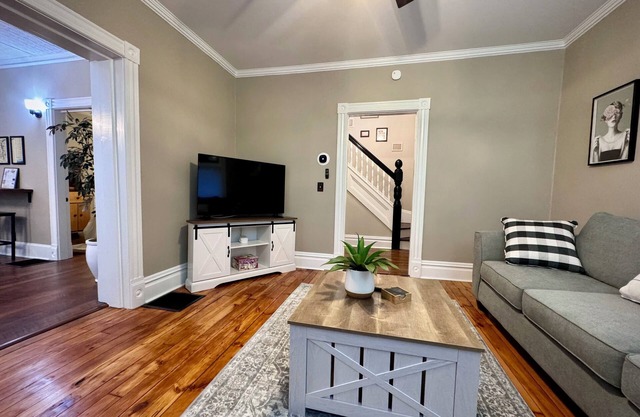 The Cherry Street Retreat: Charming, freshly renovated house in downtown Geneva