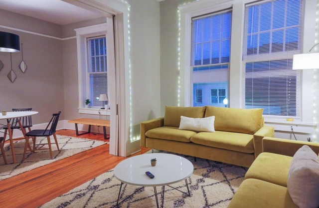 The Chic Downtowner- 2 bedroom apartment