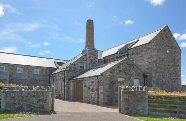 THE CHIMNEY, family friendly, character holiday cottage in Bamburgh