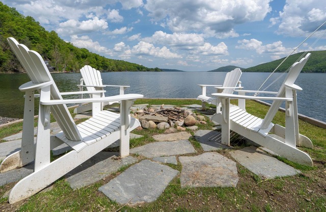 The Chosen Spot: Secluded, Views, Wineries, Hot tub, Skiing, Pet friendly!