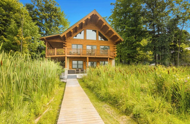 NEW -YEAR ROUND-LOG HOME ON CLAM LAKE - connecting to Torch Lake