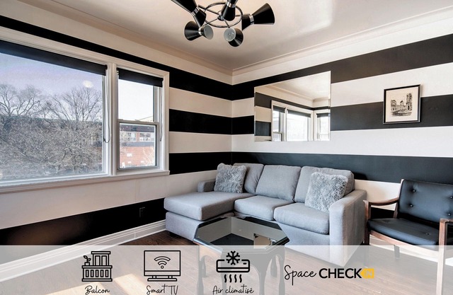 The Classic | Subway | AC | WIFI | Balcony | TV