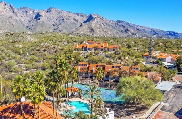 The Cliffrose Catalina - couples retreat in fully-equipped condo, pool, mtns 🌵