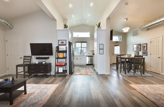 “The Club House” - 7 Minutes from Downtown Sacramento - Stylish 2 bed/2 bath