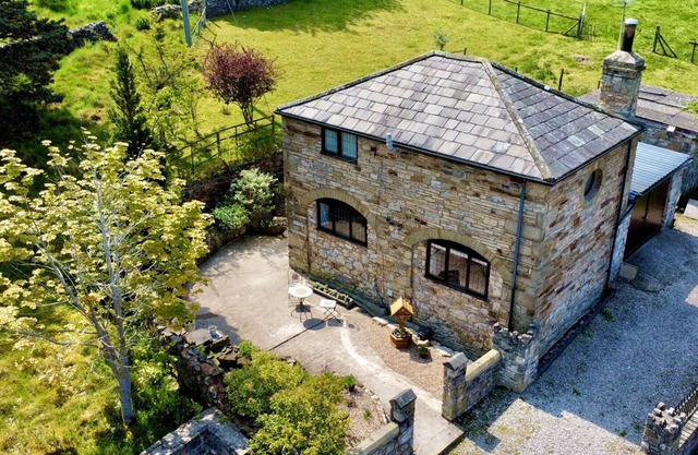 THE COACH HOUSE, romantic, character holiday cottage in Trelawnyd