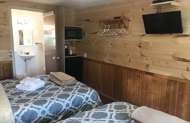 The Coastal Cabins- Cabin # 3 - walking minutes from the sandy beach