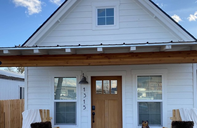 The Comfy Bear Cottage! Beautiful 2 bed/1bath home minutes from skiing and lake.