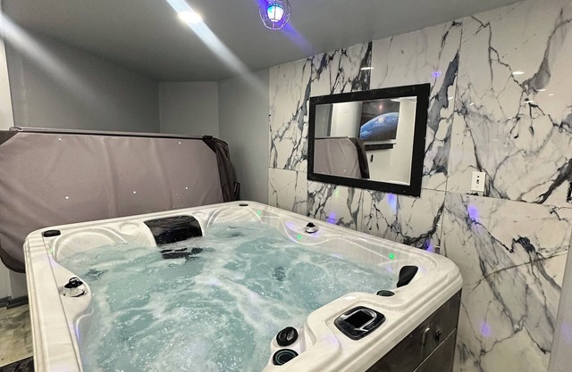 The Compound- ADULTS-ONLY 3-bedroom house with Hot Tub & Lounge —NO PARTIES!