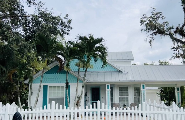 The Conch and Cracker Cottage in Alva