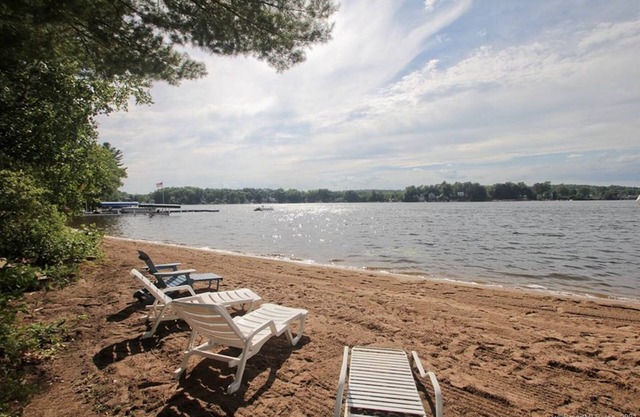 The Congamond Cottages: Private Lakefront Cottage