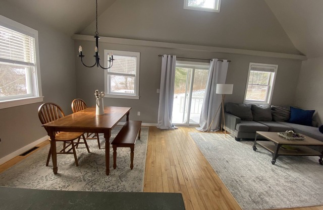 The Convenient Cape - Privacy, Hot Tub, Lots of space 5 minutes to I-89!