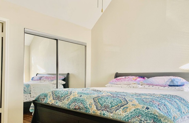 The convenient clean modern Condo