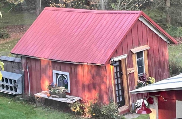 The Coop at CrowNestFarm! Dog Welcome! Communal Rec Room-Bathroom-Kitchenette