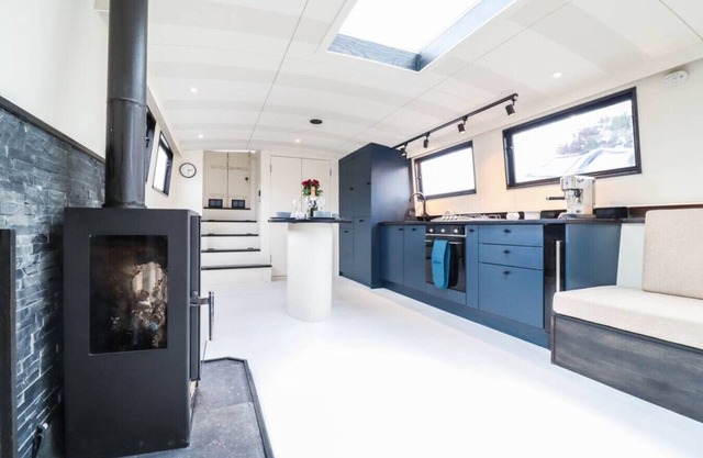 The Cosy Blue Boat - Azure Elegance Afloat