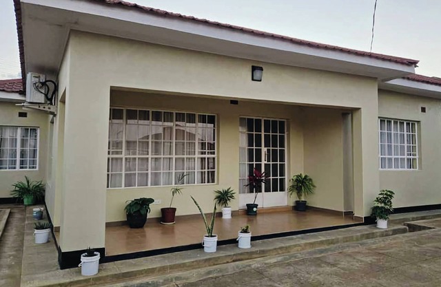 The Cottage: Fully furnished modern apartment, restful 3 bedrooms