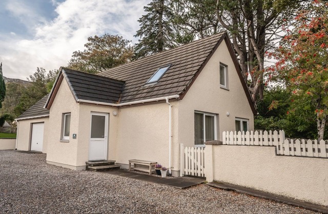 THE COTTAGE AT CORRINESS HOUSE, character holiday cottage in Poolewe
