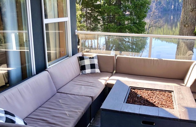The Cottage at Hawkins Lake: a Lakefront Paradise