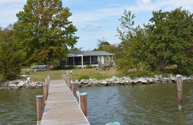 The Cottage at Heron Cove ist ein gemütliches Cottage am Wasser auf einer abgelegenen Halbinsel