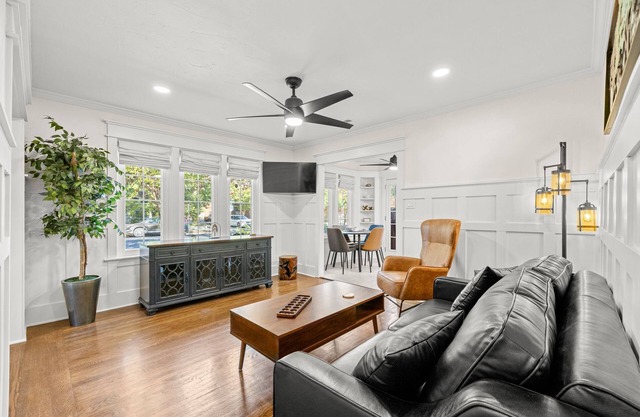 The Cottage at McKinley. Updated 1 King & 1 Queen bed with 2 full baths.