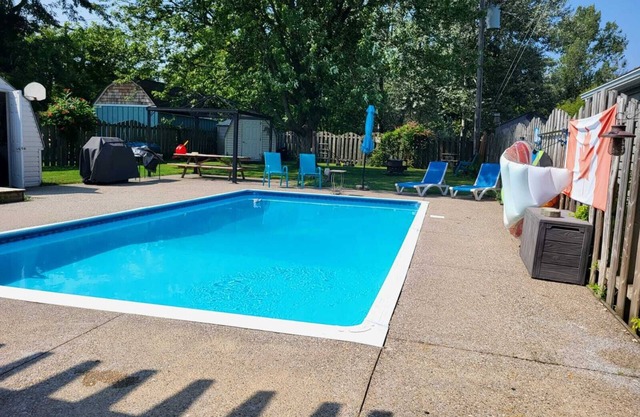 The Cottage House Pool/Hot Tub/Beach Front Sleeps 4-6