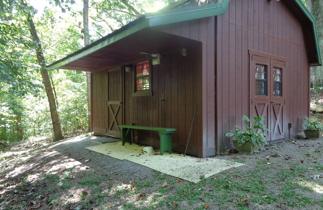The Cottage in the Woods, near Deersville and Tappan and Clendening Lakes