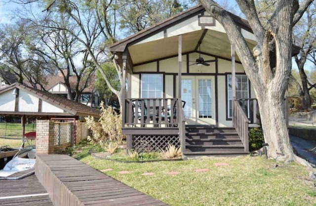 The Cottage on EML