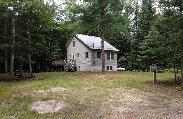 Das Cottage auf Pine Ln @ Hemlock Hills am Mill Pond, in der Nähe von Sunken Lake mit 2 Kajaks