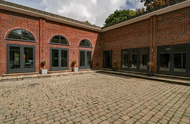 THE COTTAGE, pet friendly, with a garden in Wimborne Minster