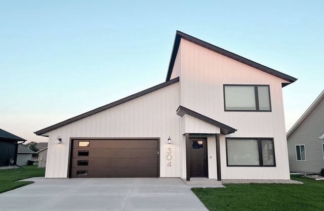 -The Cotton House- Modern, Clean, Close to MSU!