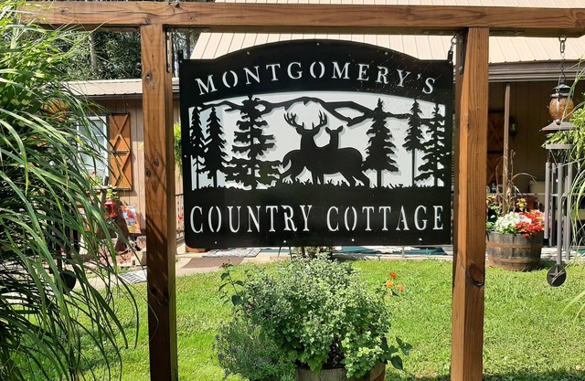 The country cottage: with gorgeous 5 person hot tub!!