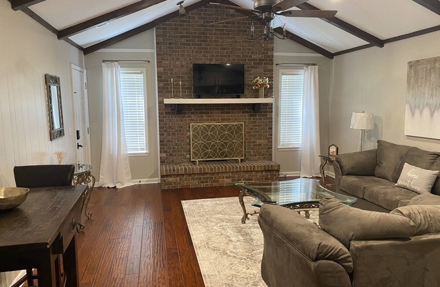 "The Country Escape" Minutes from USM and Downtown activities!