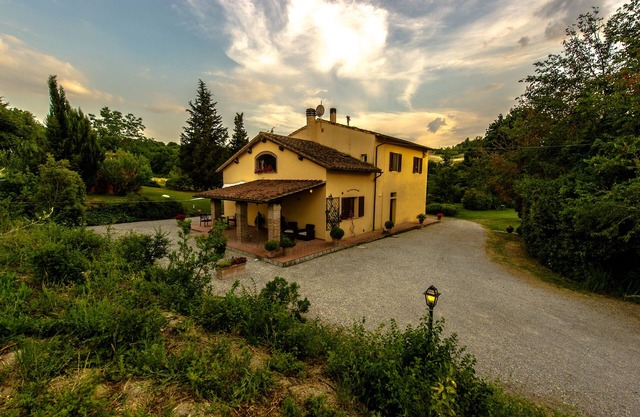 Landhaus inmitten eines kleinen grünen Tals
