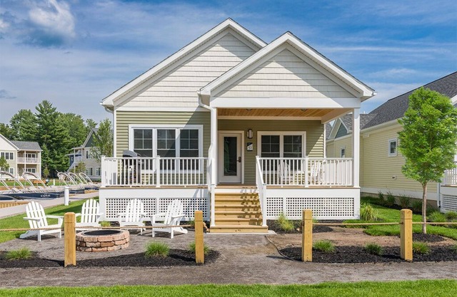 The Cove at Sylvan Beach - Pet friendly lakeside cottage with a pontoon boat!