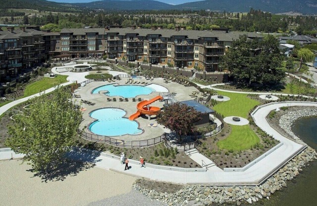 The Cove Lakeside, private grnd flr w/ large covered deck, lake, park, mtn view