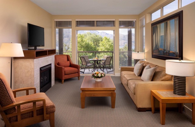 The Cove Lakeside Resort