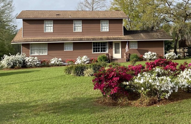 "The Cove" Large Family size waterfront Lake house.
