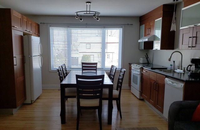 The Cozy, 2 Bedroom, Downtown