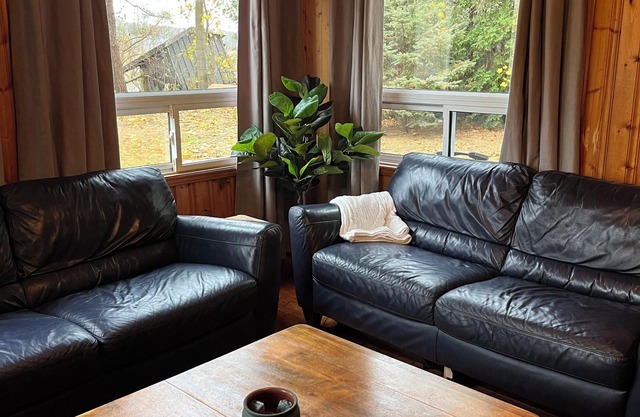 The Cozy Cabin in Port Franks! Close to Private Beach and all Amenities!